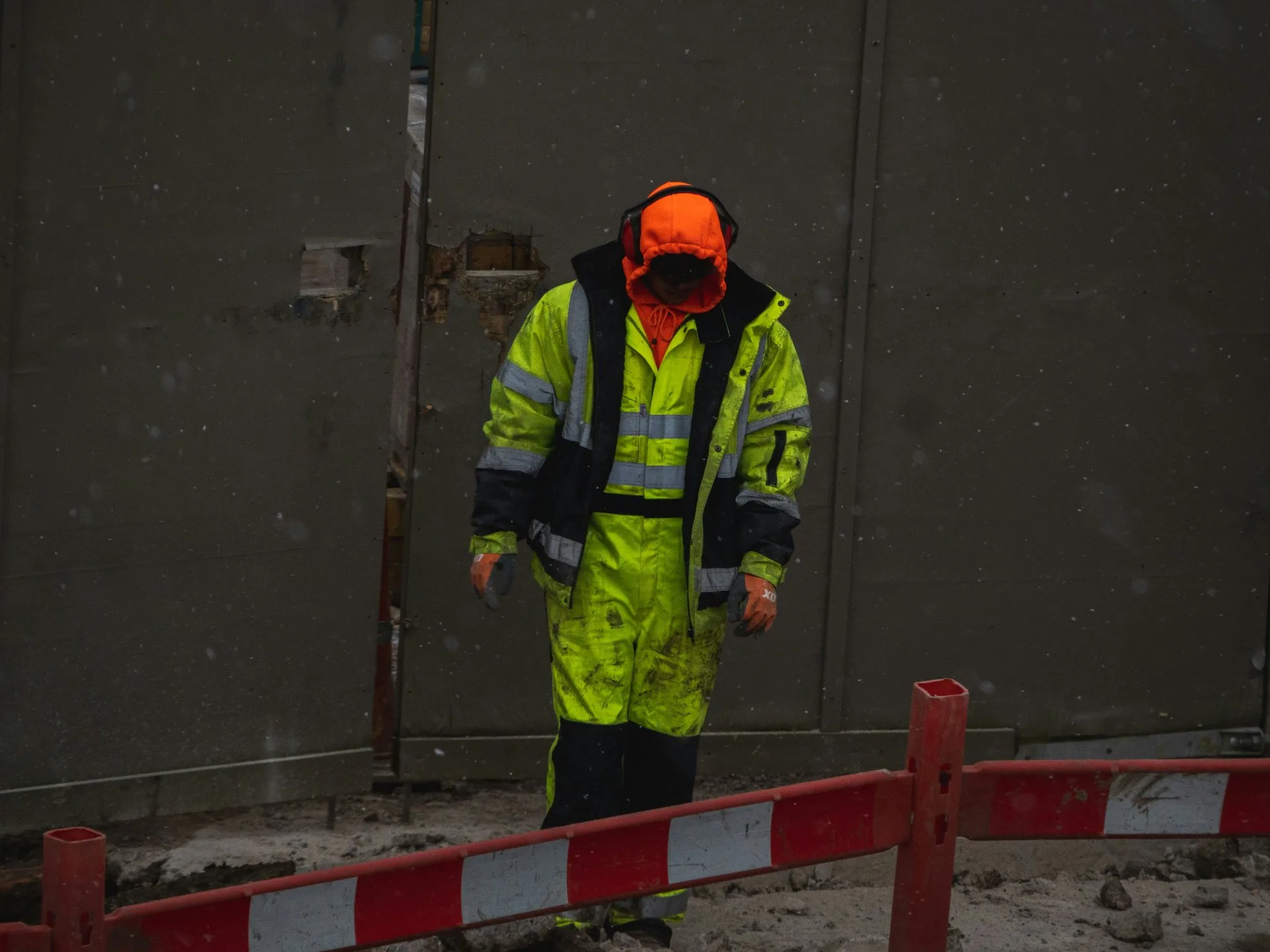 Road worker wearing an EN ISO 20471 Class 3 hi-vis safety jacket